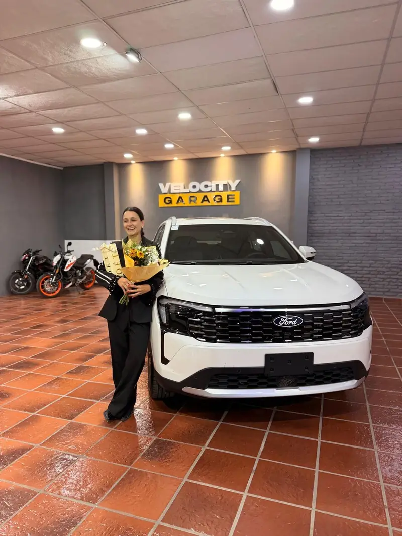 Cliente de Velocity Garage retirando su vehículo, foto 1