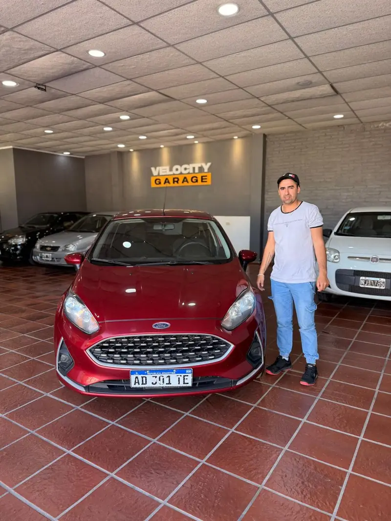 Cliente de Velocity Garage retirando su vehículo, foto 2