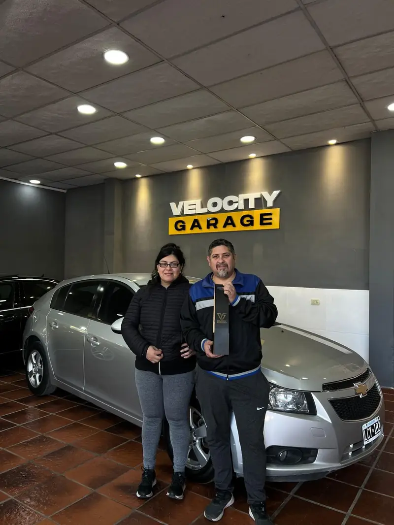 Cliente de Velocity Garage retirando su vehículo, foto 3