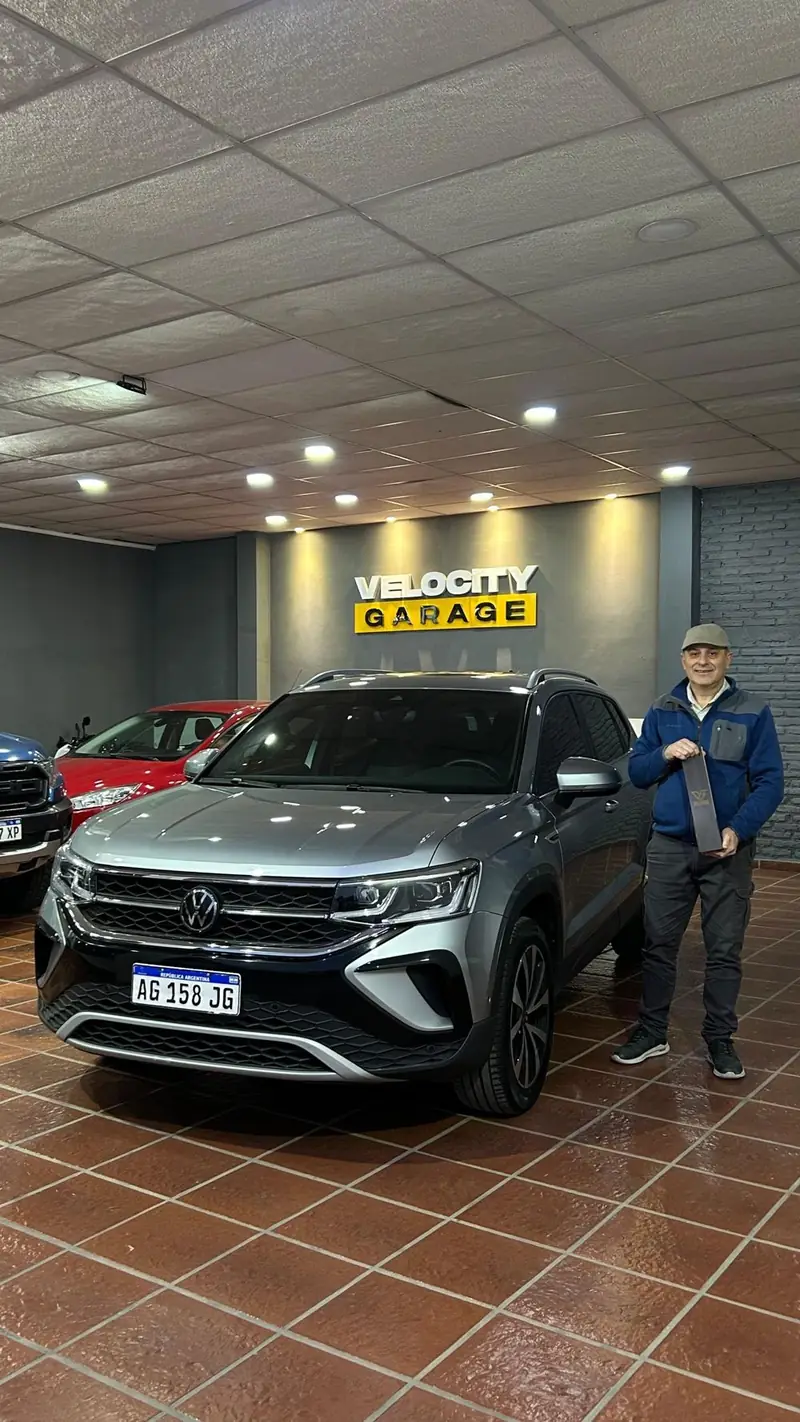Cliente de Velocity Garage retirando su vehículo, foto 4