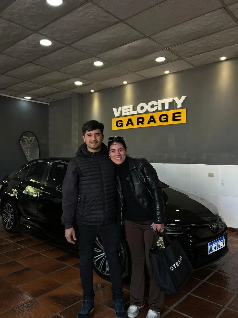 Cliente de Velocity Garage retirando su vehículo, foto 5